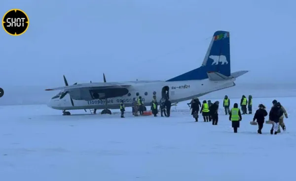 ▲▼俄羅斯極地航空（Polar Airlines）客機緊急迫降在科力馬河上。（圖／翻攝自X）