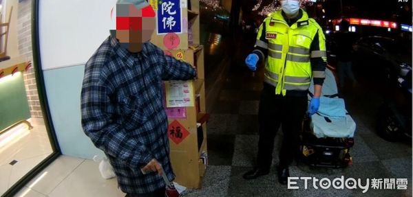 ▲▼台中89歲男子吃睡都在超商，救護人員要送醫被拒絕「槍斃我也不去醫院」，警方查出身份後發現原因超鼻酸。（圖／警方提供，下同）