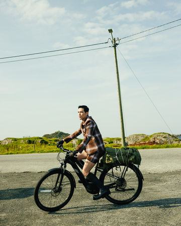 ▲▼ 蕭敬騰騎著腳踏車穿梭挪威風景。（圖／華納音樂提供）