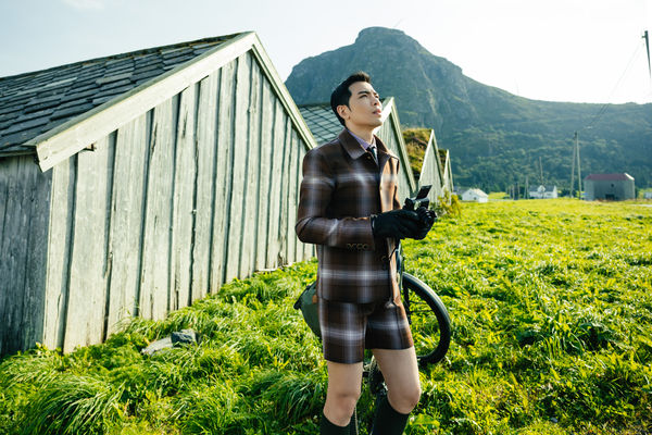 ▲▼ 蕭敬騰騎著腳踏車穿梭挪威風景。（圖／華納音樂提供）