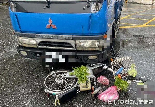 ▲▼騎電動自行車的老婦人挨撞倒地，當場昏迷不醒，送醫急救中。（圖／花蓮警分局提供，下同）