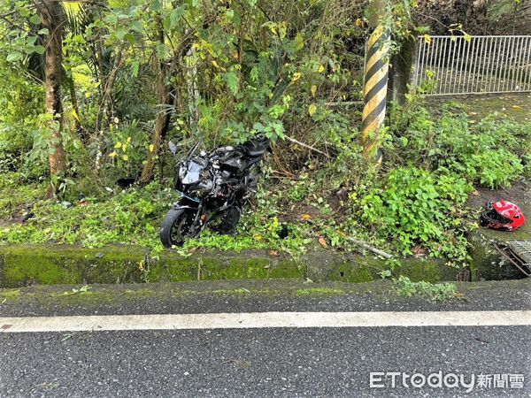 ▲▼張姓男子騎乘大型重機，疑似天雨路滑導致過彎衝入對向車道邊溝而傷重不治。（圖／民眾提供，下同）