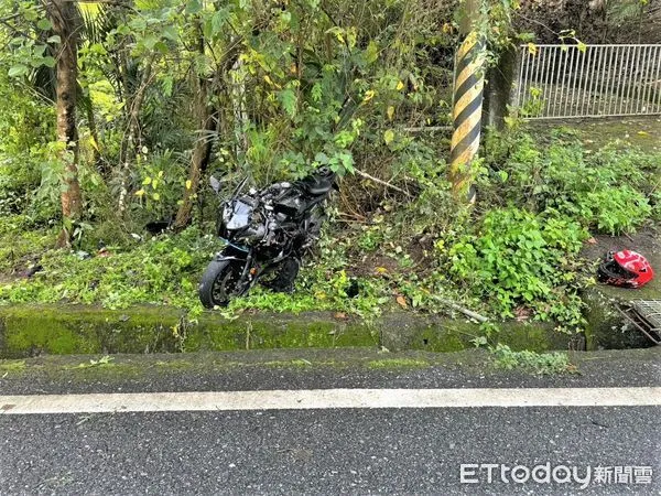 ▲▼張姓男子騎乘大型重機，疑似天雨路滑導致過彎衝入對向車道邊溝而傷重不治。（圖／民眾提供，下同）