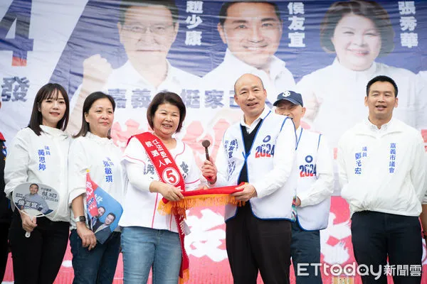 ▲▼  韓國瑜經國新城輔選掀熱潮，張秀華贈議事槌 助攻立法院長   。（圖／記者翁伊森翻攝）