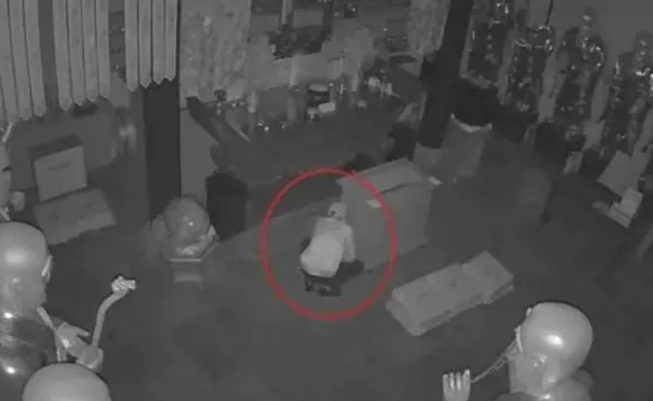 ▲男子潛入廟內偷香油錢。（圖／翻攝光明網）