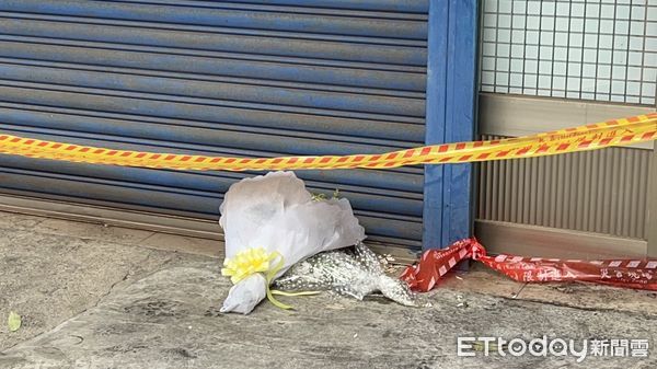 ▲▼新竹消防員殉職火警　民眾在封鎖線內放上追悼花束。（圖／記者陳凱力攝）