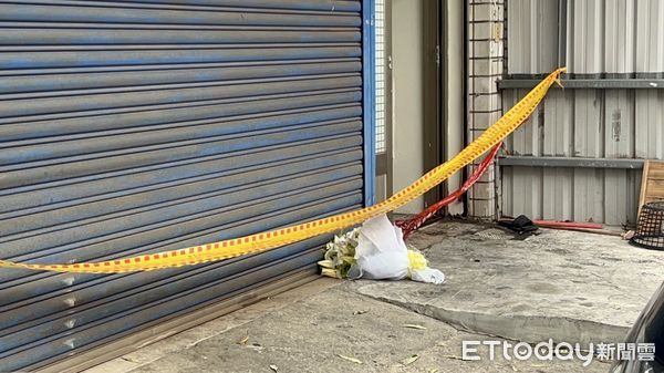 ▲▼新竹消防員殉職火警　民眾在封鎖線內放上追悼花束。（圖／記者陳凱力攝）