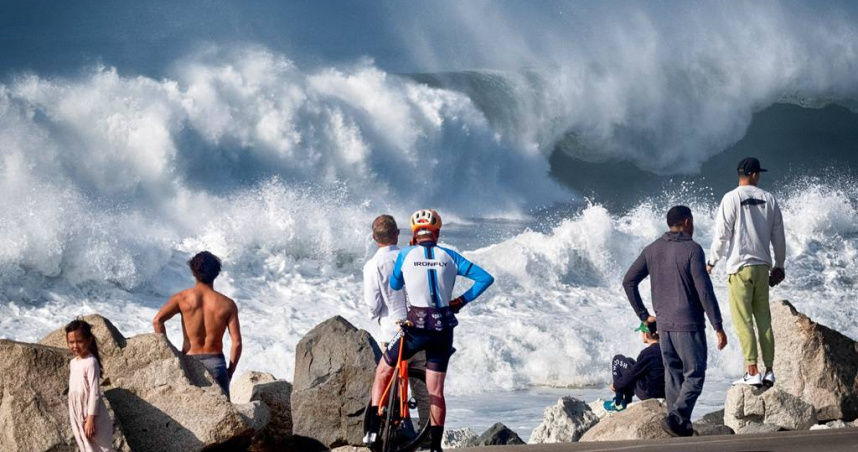 加州出現4層樓高罕見巨浪「海堤被沖垮」　9衝浪客挑戰受傷20遊客被捲走