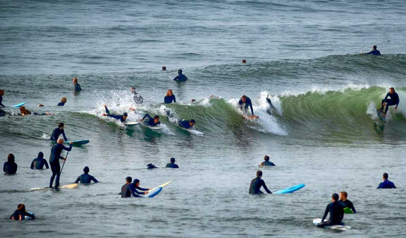 加州出現4層樓高罕見巨浪「海堤被沖垮」　9衝浪客挑戰受傷20遊客被捲走