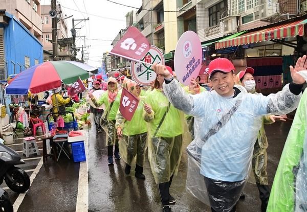 ▲響應「1228還我母語日」大園區長余誌松率百人講客遊行