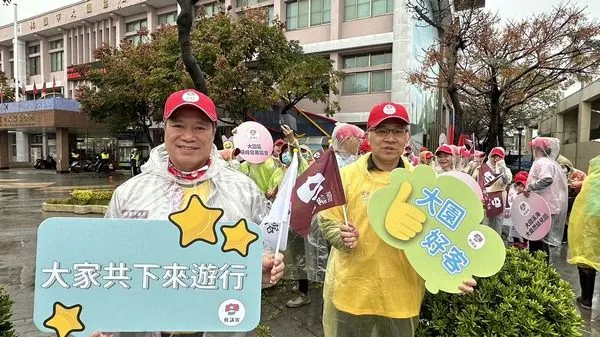 ▲響應「1228還我母語日」大園區長余誌松率百人講客遊行