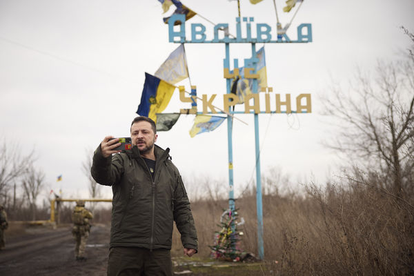 ▲▼烏克蘭總統澤倫斯基29日至烏東前線視察。（圖／達志影像／美聯社）