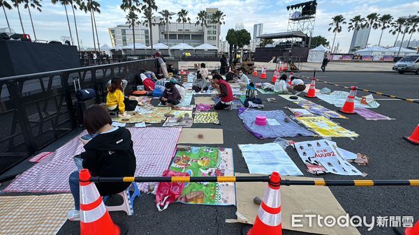 ▲民眾為了在高雄跨年演唱會佔個好位置，利用紙板、野餐墊來佔位             。（圖／記者吳世龍攝）