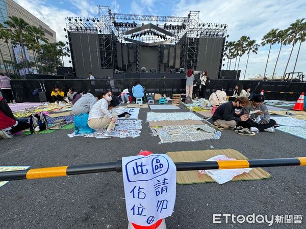 ▲民眾為了在高雄跨年演唱會佔個好位置，利用紙板、野餐墊來佔位             。（圖／記者吳世龍攝）