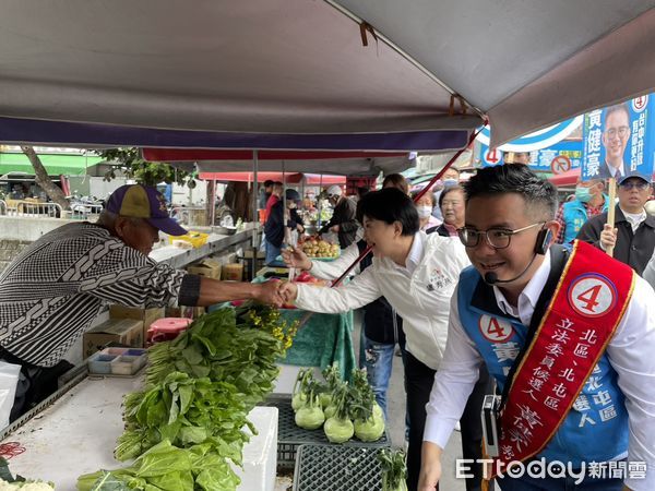 ▲▼盧秀燕早上陪黃健豪在東興市場徒步掃街1個小時，一一握手，90度鞠躬拜票，攤商們高喊凍蒜。（圖／記者鄧木卿攝，下同）