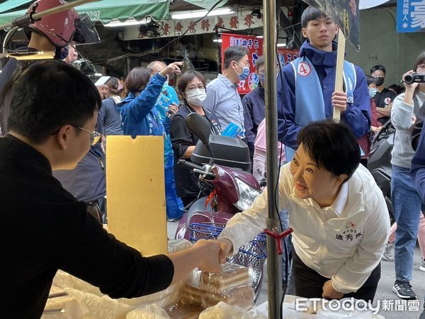 ▲▼盧秀燕早上陪黃健豪在東興市場徒步掃街1個小時，一一握手，90度鞠躬拜票，攤商們高喊凍蒜。（圖／記者鄧木卿攝，下同）