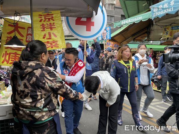 ▲▼盧秀燕早上陪黃健豪在東興市場徒步掃街1個小時，一一握手，90度鞠躬拜票，攤商們高喊凍蒜。（圖／記者鄧木卿攝，下同）