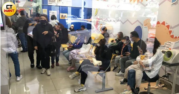 大感染潮2／孩童病懨懨「兒科急診人數增3倍」　免疫負債持續燒！苦日子至少再2年