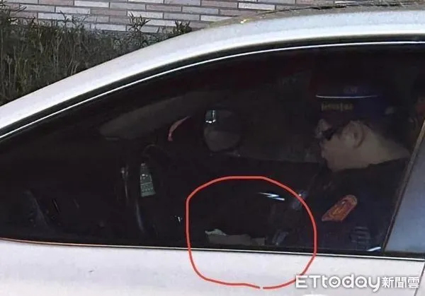 ▲▼ 士林分局警員開車滑手機被民眾拍下，不滿透過車窗比出不雅手勢。（圖／記者邱中岳翻攝）