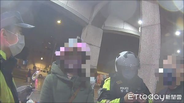 ▲警方取締耶誕城違規攤商，王女竟坐地大喊警察打人。（圖／記者陸運陞翻攝）