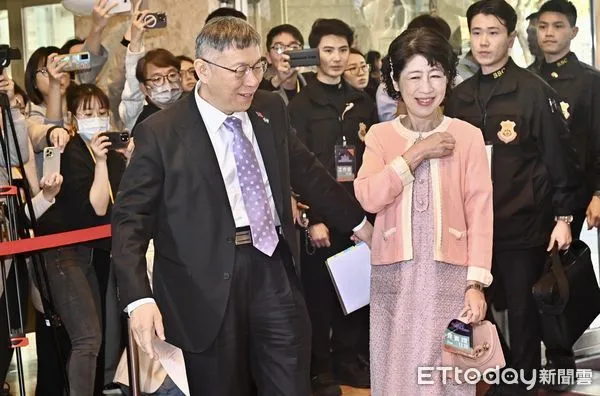 ▲▼ 2024總統大選電視辯論會，柯文哲與夫人陳佩琪一同抵達會場。（圖／記者李毓康攝）