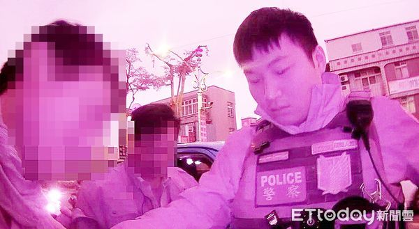 ▲桃園警分局中路派出所員警盤查小貨車車姓乘客，發現涉及詐欺、竊盜與毒品三項通緝，依法押解歸案。（圖／記者沈繼昌翻攝）