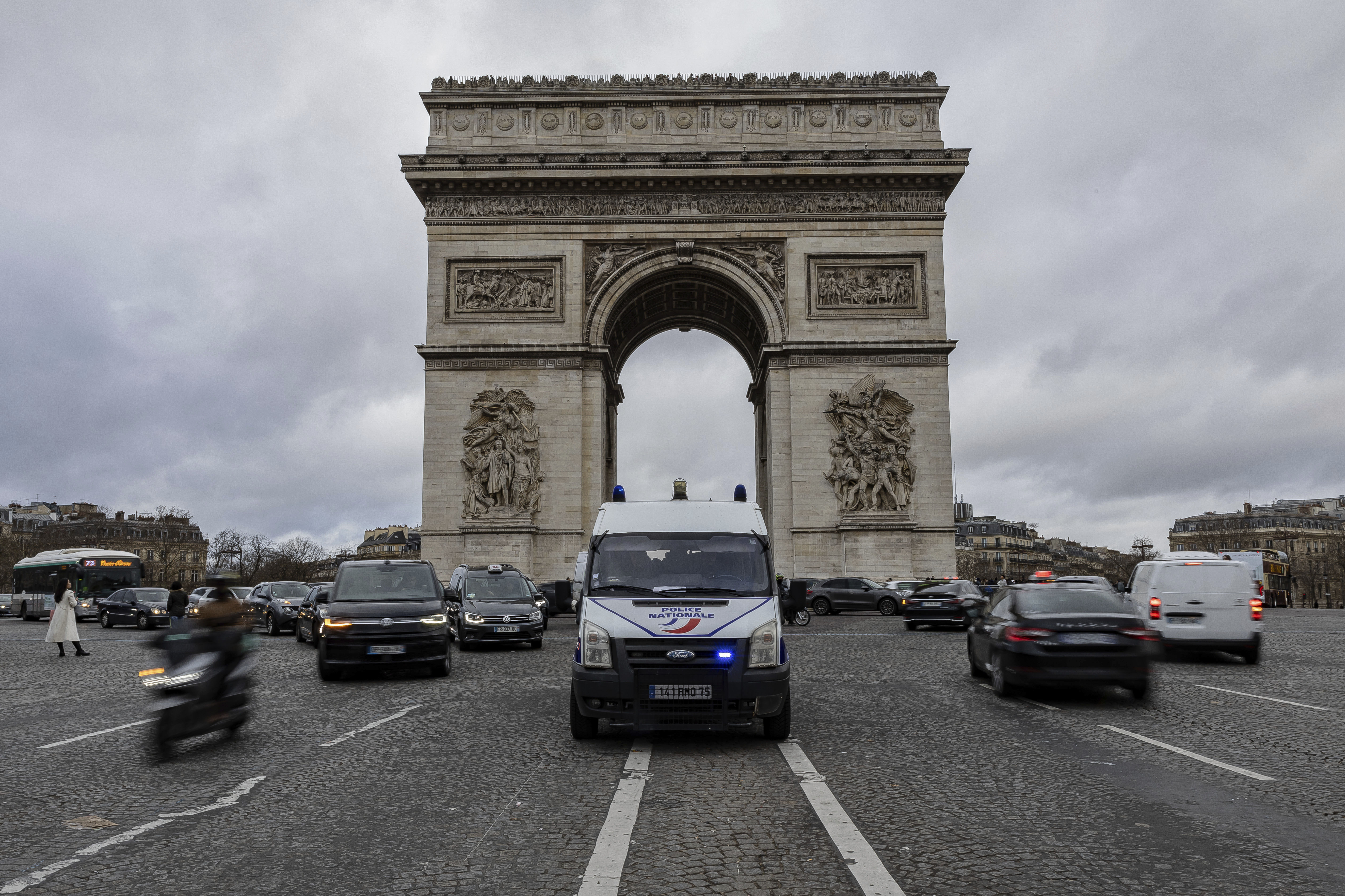 ▲▼2023年12月30日，法國一輛警車停在凱旋門前面。（圖／達志影像／美聯社）