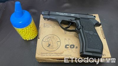 雙煞超掉漆！扮警瞎喊「跟你們很久了」劫40萬黑錢　玩具槍露餡