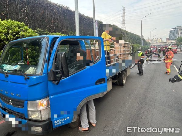 ▲從樹林到永和送家具的貨車，行經環河西路時，車斗上紙箱突然冒出火光燃燒。（圖／記者陸運陞翻攝）