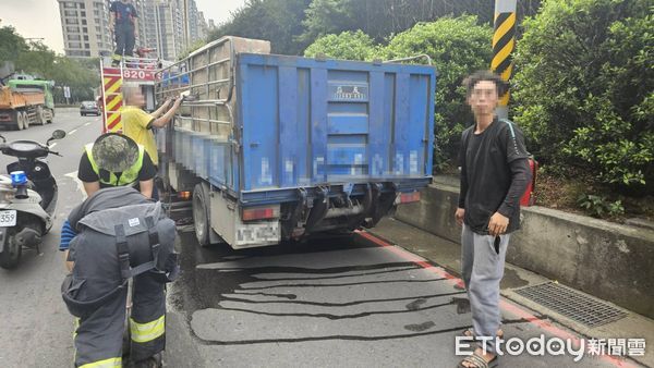 ▲從樹林到永和送家具的貨車，行經環河西路時，車斗上紙箱突然冒出火光燃燒。（圖／記者陸運陞翻攝）