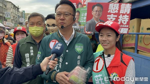 ▲「勤腳立委」五訪水湳市場，莊競程合體愛妻當強力吸票機。（圖／莊競程競總提供）