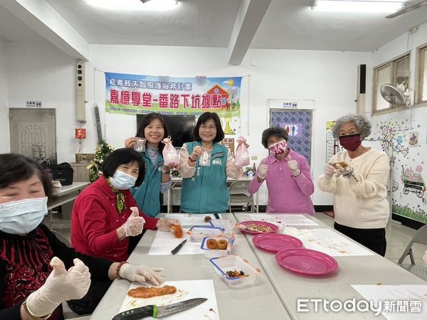 ▲▼嘉義縣積極推動失智據點 長輩手繪粉彩畫 成功開畫展圓夢   。（圖／嘉義縣政府提供）