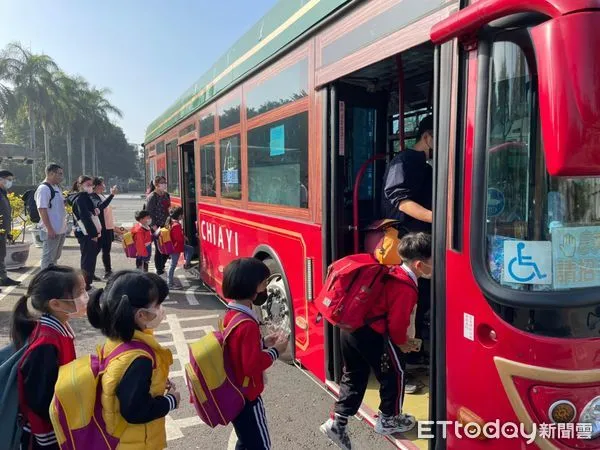 ▲▼  憑電子票證免費搭市區公車 延長至113年6月30日  。（圖／嘉義市政府提供）