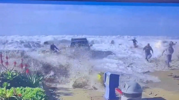 ▲▼加州南部的文圖拉郡（Ventura County）遭巨浪侵襲。（圖／路透）