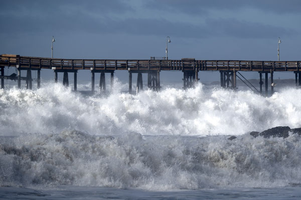 ▲▼加州南部的文圖拉郡（Ventura County）30日遭巨浪侵襲。（圖／達志影像／美聯社）
