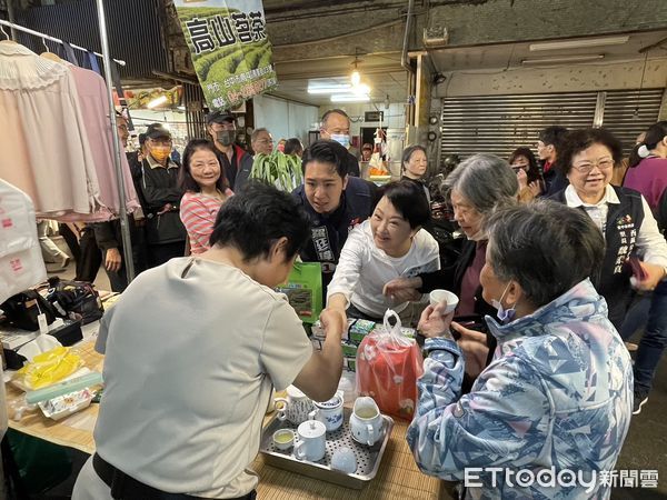 ▲▼台中市長盧秀燕上午陪羅廷瑋掃街拜票，受到婆婆媽媽熱情歡迎，有如強力吸票機。（圖／記者鄧木卿攝，下同）