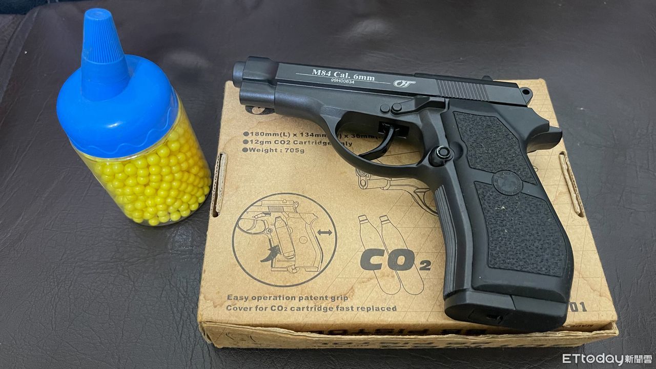 雙煞超掉漆!扮警瞎喊「跟你們很久了」劫40萬黑錢 玩具槍露餡