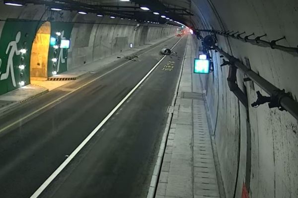 ▲▼東澳隧道頂部上百萬元噴流風機遭大貨車撞毀，掉落路面。（圖／擷取自記者爆料網）