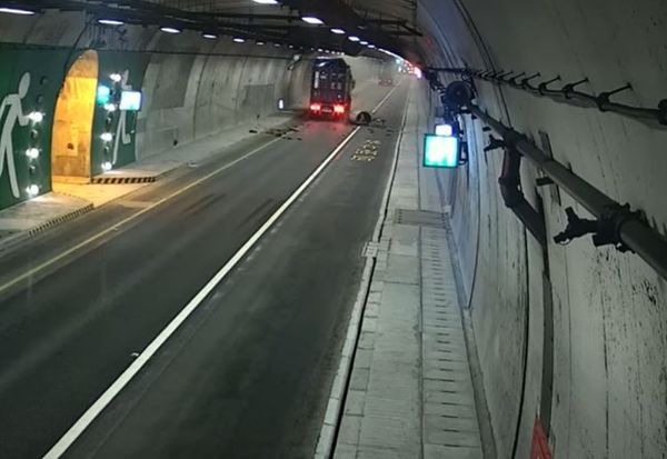 ▲▼東澳隧道頂部上百萬元噴流風機遭大貨車撞毀，掉落路面。（圖／擷取自記者爆料網）
