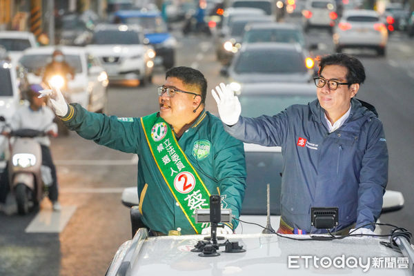 ▲▼   陳其邁陪蔡易餘車掃  。（圖／記者翁伊森翻攝）