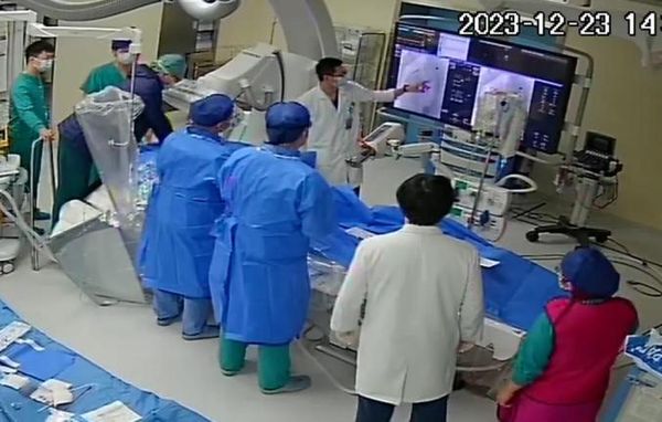 ▲患者在手術台上心臟驟停，醫師90秒植入支架救回一命。（圖／翻攝澎湃新聞）