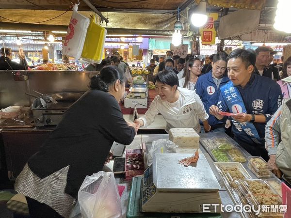 ▲▼最強吸票機老少都愛她，盧秀燕陪林家興掃街，拜託大家要選一個能顧台中的立委。（圖／記者鄧木卿攝，下同）