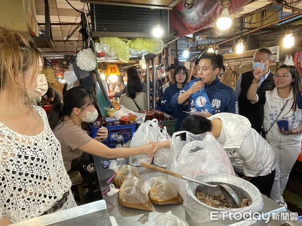 ▲▼最強吸票機老少都愛她，盧秀燕陪林家興掃街，拜託大家要選一個能顧台中的立委。（圖／記者鄧木卿攝，下同）