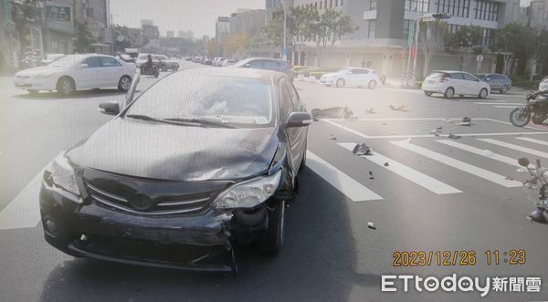 ▲▼台中「偉士牌外送員」遭撞飛重創！金屬車體歪掉　驚悚現場曝。（圖／記者許權毅攝）