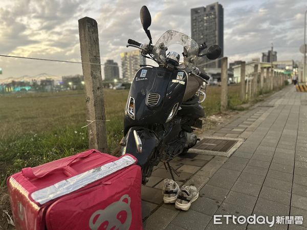 ▲▼台中「偉士牌外送員」遭撞飛重創！金屬車體歪掉　驚悚現場曝。（圖／記者許權毅攝）