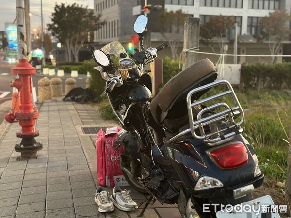 ▲▼台中「偉士牌外送員」遭撞飛重創！金屬車體歪掉　驚悚現場曝。（圖／記者許權毅攝）