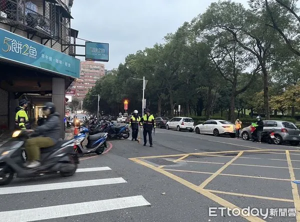 ▲楊婦穿越馬路到對面公園運動，遭騎機車的賴男攔腰撞上。（圖／記者陸運陞翻攝）