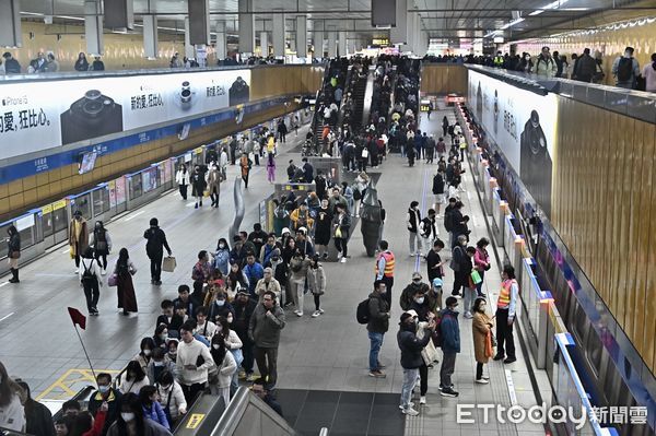 ▲▼因應台北市舉辦2024跨年晚會，台北捷運跨年連續營運42小時不收班，板南線市政府站晚間陸續湧現人潮 。（圖／記者李毓康攝）