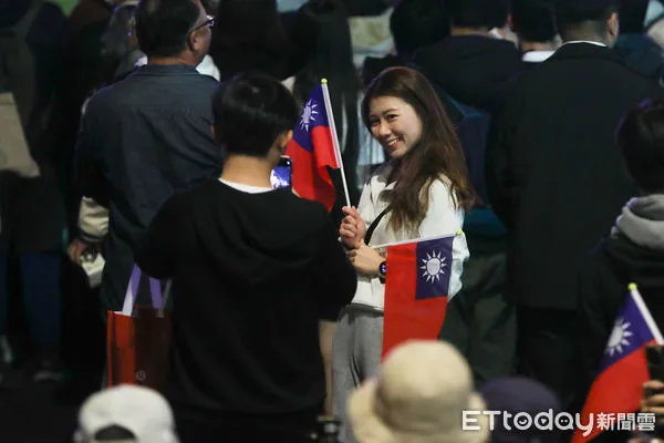 ▲民眾參加總統府元旦升旗。（圖／記者林敬旻攝）