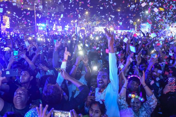 ▲▼印度孟買大批群眾歡慶新年，空中飄著五彩紙屑。（圖／達志影像／美聯社）